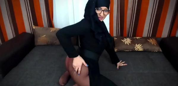  MuslimGirl - Playing with her pussy